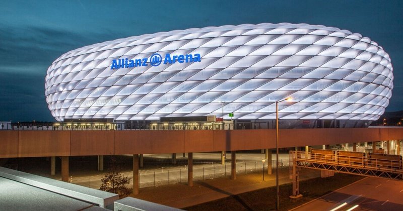 SVĐ Allianz Arena còn được người hâm mộ gọi là “tắc kè hoa